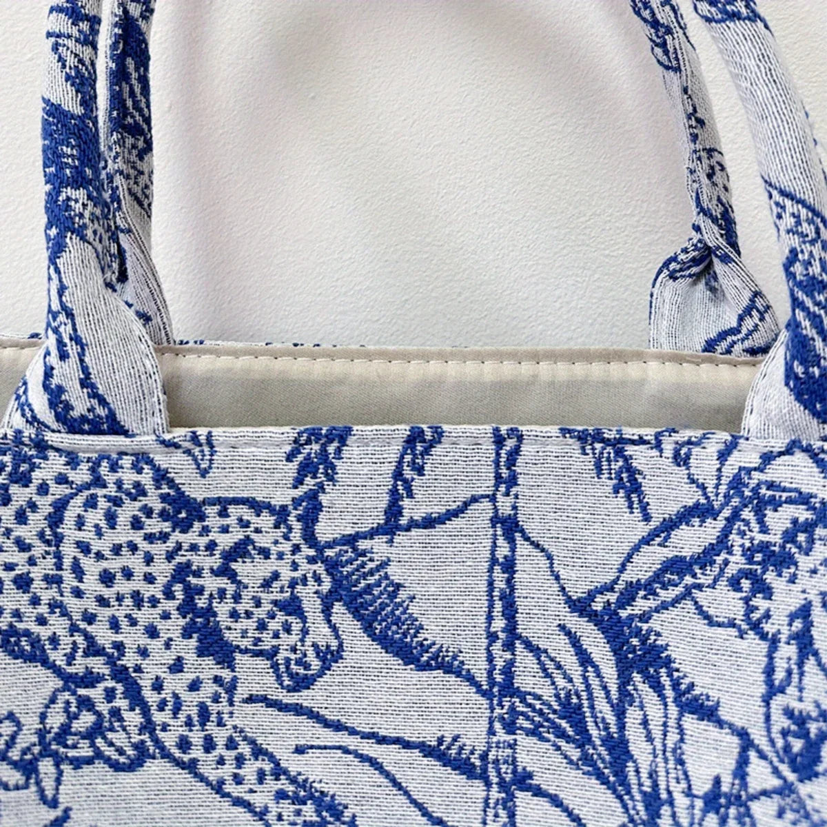 Tiger pattern embroidered handbag suitable for both men and women, Chinese lightweight large capacity armpit square bag